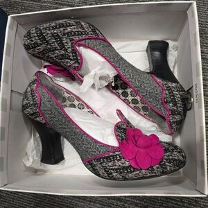 Chic Women's Heels with Pink and Gray Design